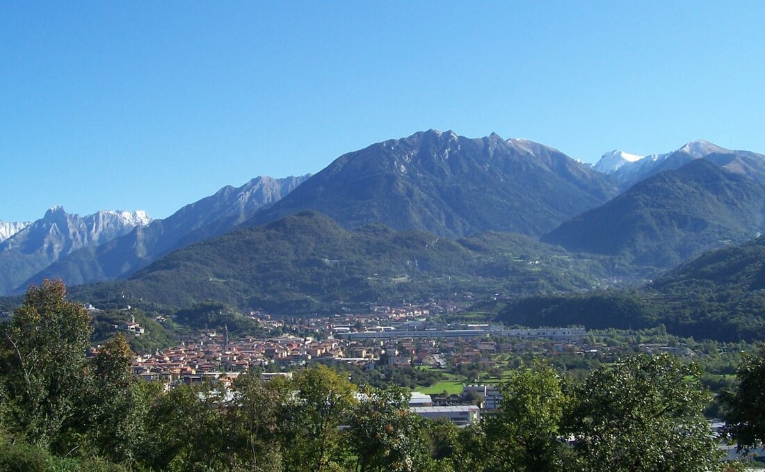 File:Panorama Berzo Inferiore e Bienno (Foto Luca Giarelli).jpg