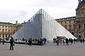 Glaspyramide im Innenhof des Louvre, Paris, 1985 bis 1989.