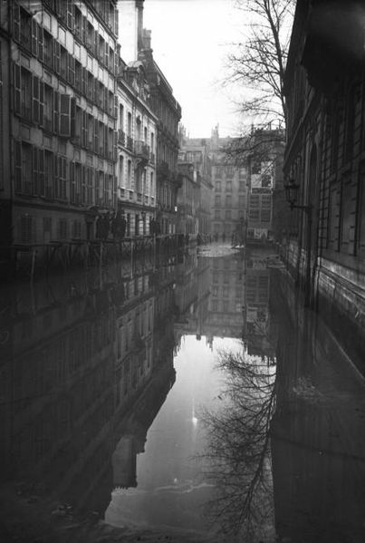 Archivo:Paris 1910 Inondation rue de Poitiers.jpg