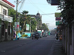 Pedro Guevara Avenue. Links befindet sich das Escolapia-Gebäude aus spanischer Zeit. Im Hintergrund ist der Glockenturm der Kirche der Unbefleckten Empfängnis zu sehen.