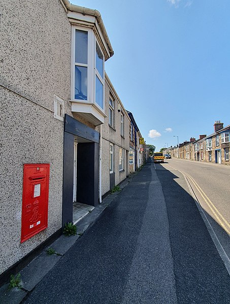 File:Pendarves Street with post box, Tuckingmill, Camborne, Cornwall - July 2022.jpg