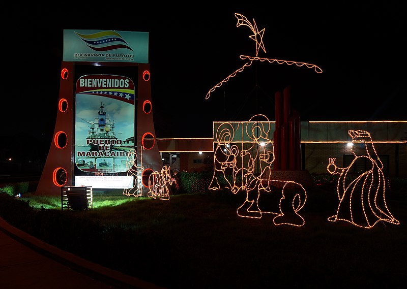 File:Pesebre en la entrada del puerto de Maracaibo V.jpg