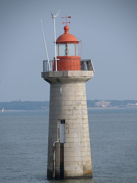 File:Phare de la Ville-ès-martin.JPG