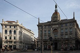 Piazza Cordusio, Milan, avec le bâtiment Generali Insurance (à droite) et la Casa Dario-Biandrà (à gauche) .jpg