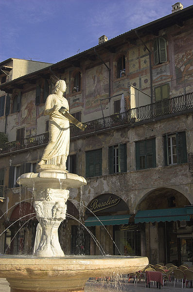 File:Piazza Erbe Verona.jpg