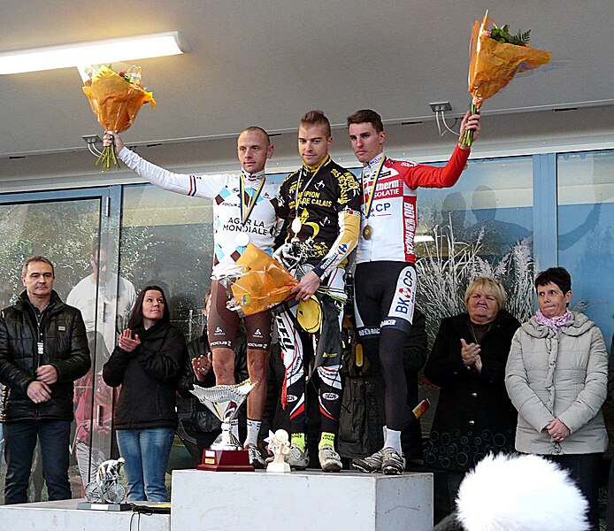 File:Podium élite du Championnat Régional Nord-Pas-de-Calais de cyclo-cross de Marles-les-Mines.jpg