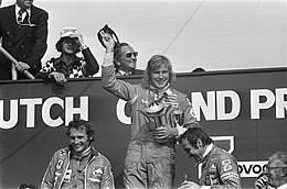 1975年オランダGPの表彰台のハントとラウダ。ハントは初優勝。