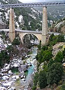 Puente sobre el río Vecchio en Venaco, Córcega