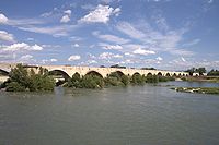 Pont médiéval de Pont-Saint-Esprit, sur le Rhône.