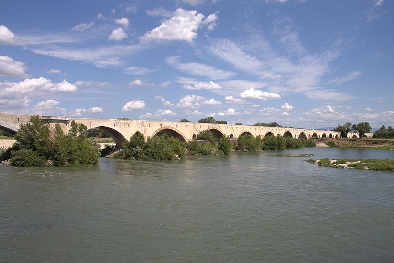 Archivo:Pont médiéval Pont-Saint-Esprit FRA 001.jpg