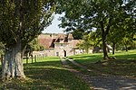 Pridvor al conacului din Querville (Prêtreville, Calvados, Franța) .jpg
