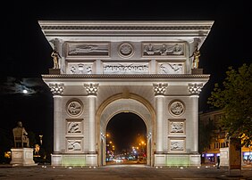 La porte de Macédoine, à Skopje. (définition réelle 5 061 × 3 630)