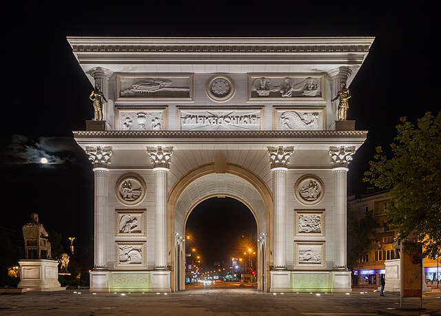 Триумфальная арка «Македония» на площади Пелла в Скопье
