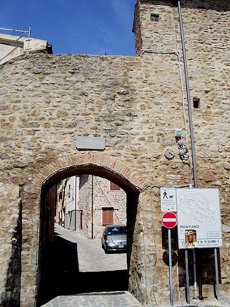 File:Porta di Montiano (GR).jpg