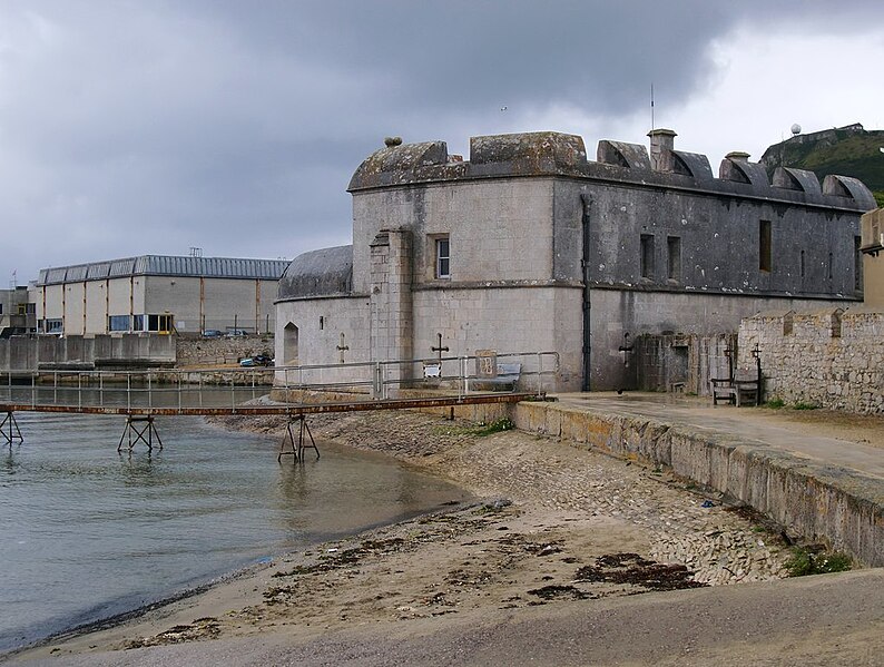 File:Portland Castle in the rain (2) - geograph.org.uk - 3102041.jpg