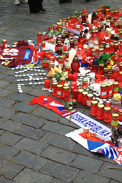 File:Praha, Staroměstské náměstí, rozloučení s třemi zahynulými českými hokejisty, svíčky III.jpg