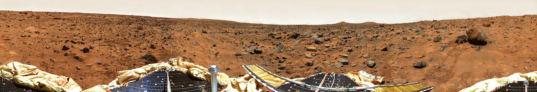 Mars Pathfinder iniş aracı tarafından yakalanan Ares Vadisi çevresinin panoraması, 1997