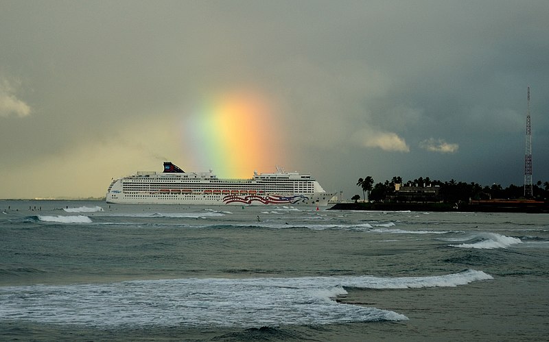 File:Pride of America heading into Honolulu (4610730597).jpg