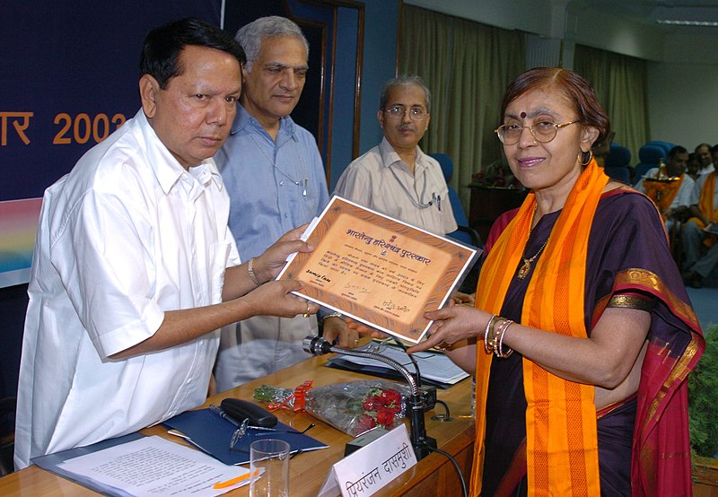 File:Priyaranjan Dasmunsi presenting the first prize, of Bhartendu Harishchandra Awards-2003, in Children’s Literature Category, to Dr. Usha Yadav for ‘Qile Ka Rahasya (Manuscript)’, in New Delhi on May 12, 2006.jpg