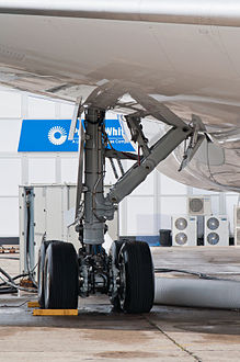 English: Right main landing gear of the Qatar Airways Boeing 787 (reg. A7-BCD, c/n 38322/99) at Paris Air Show 2013. Deutsch: Rechtes Hauptfahrwerk der Qatar Airways Boeing 787 (Reg. A7-BCD, c/n 38322/99) im Static Display der Paris Air Show 2013