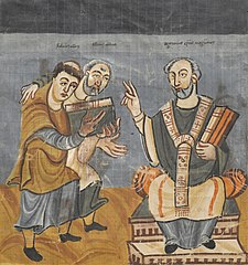 Mladý Rabanus Maurus (vlevo), podporován opatem Alkuinem (uprostřed), podává dílo mohučskému arcibiskupu Otgarovi (vpravo) – z fuldského Manuskriptu okolo 830/40