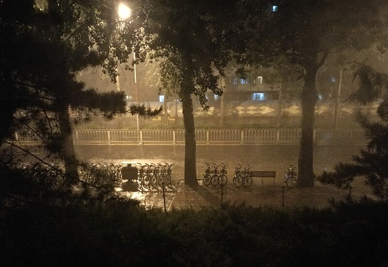 File:Rainy night in Beijing.jpg