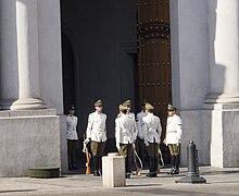 A guard mounting ceremony at Palacio de La Moneda. Relevo de la guardia en La Moneda.jpg