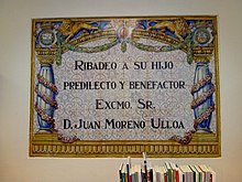 Placa de homenaxe a Juan Moreno na biblioteca pública 'El Viejo Pancho' de Ribadeo