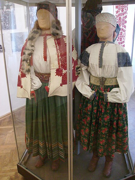 File:Rimetea Torocko wives.JPG