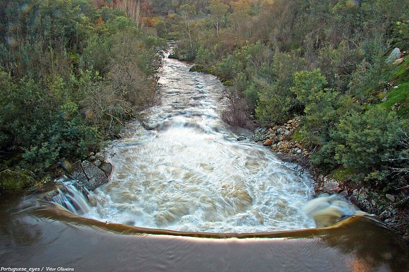 File:Rio Mondego - Portugal (4629838036).jpg