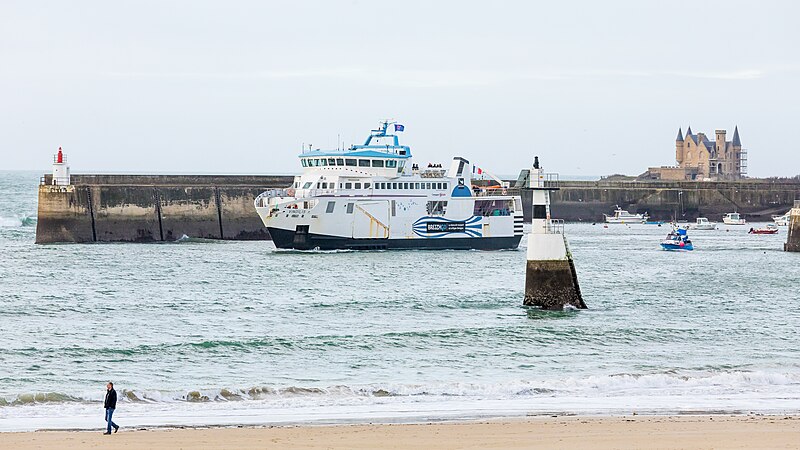 File:Ro-Ro-Passenger ship Vindilis - IMO 9165566 - leaving the port Maria of Quiberon-41372.jpg