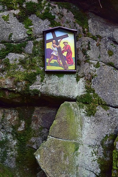 File:Rohrbach-Berg - Kreuzweg von Osten zur Wallfahrtskirche Maria Trost - 1.jpg