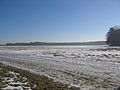 Ruhland, Feldweg zwischen Neulandweg und Wiesenstraße, Winter; Im Dernauken (alter Flurname), (hier neu Am Dürrbachgraben (Flurname)); der Waldrand im Hintergrund gehört zu Im Jensteck