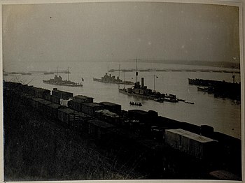 Ruse (Rustschuk), Monitore der k.u.k. Flotte ankern vor einer Pontonbrücke, die Ruse mit Giurgiu verbindet, aufgenommen am 12.12.1916 (BildID 15544860).jpg
