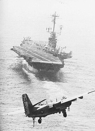 A VS-22 S-2E approaching USS Essex in 1967 S-2E Tracker of VS-32 approaching USS Essex (CVS-9) in 1967.jpg