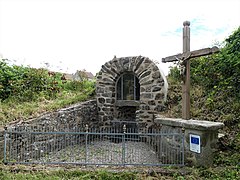 Oratoire et source sur le tracé du GR 41 à Saint-Julien-la-Genête.