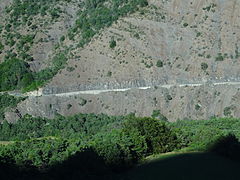 Route D900c au pied du Vendréou : à cet endroit, le parcours entaille la montagne et est presque entièrement sur mur de soutènement.