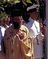 Samos-Pythagoreio-Fest am 6. August-32-Kirchplatz-Pope-Offizier-1987-gje.jpg