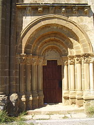 La portada, amb mènsules suportant la cornisa, com la resta construïda de l'església, mostra bona factura