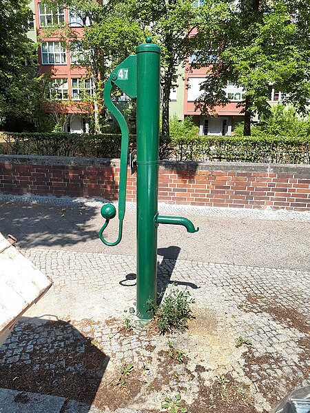 File:Schöneberg Eythstraße Wasserpumpe 47.jpg