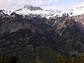 Blick vom Itonskopf (2089 m) im Verwall über das Klostertal hinweg in das Schmiedetobel, zum Rauhen Joch mit der Freiburger Hütte (siehe Annotierung) und der Roten Wand darüber. Rechts unten erkennt man die ersten Häuser von Dalaas.