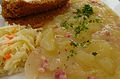 Brathering (aringa fritta) con un Kartoffelsalat, insalata di patate fredda con cipolla e spezie