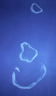 Gambar dari Scott dan Seringapatam Karang yang diambil dari pesawat ruang angkasa di 359 km ketinggian pada 29 November 1996.