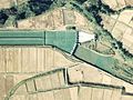 千手発電所放水路[6] 水は山本調整池へ送られ（右）、余分な水は信濃川へ戻される（右下）　国土交通省 国土地理院 地図・空中写真閲覧サービスの空中写真を基に作成