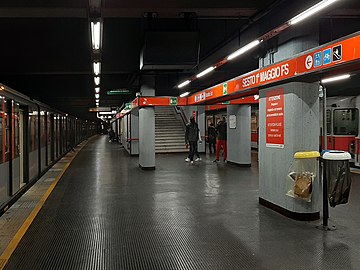 Datei:Sesto_San_Giovanni_-_stazione_metropolitana_Sesto_1º_Maggio_FS_-_piano_binari.jpg