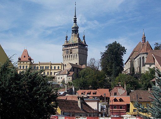 Schäßburg / Sighişoara: Blick westwärts auf Stundturm, rechts die Klosterkirche (UNESCO-Weltkulturerbe in Rumänien)