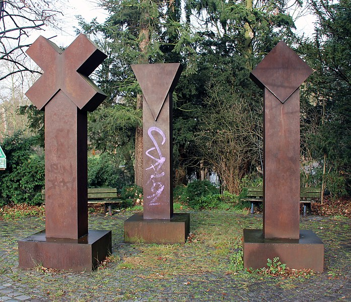 File:Skulptur Alt-Mariendorf 1 (Mardf) Gruppe 84&Manfred Hodapp&1985.jpg