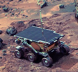 O rover Sojourner em Marte (imagem da câmera de uma estação marciana fixa)