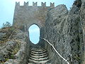 Pískovcové schodiště na hradě a brána