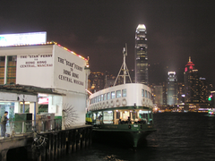 1IFC (derecha) y 2IFC (izquierda) vistos desde el Muelle Star Ferry en Tsim Sha Tsui, Kowloon